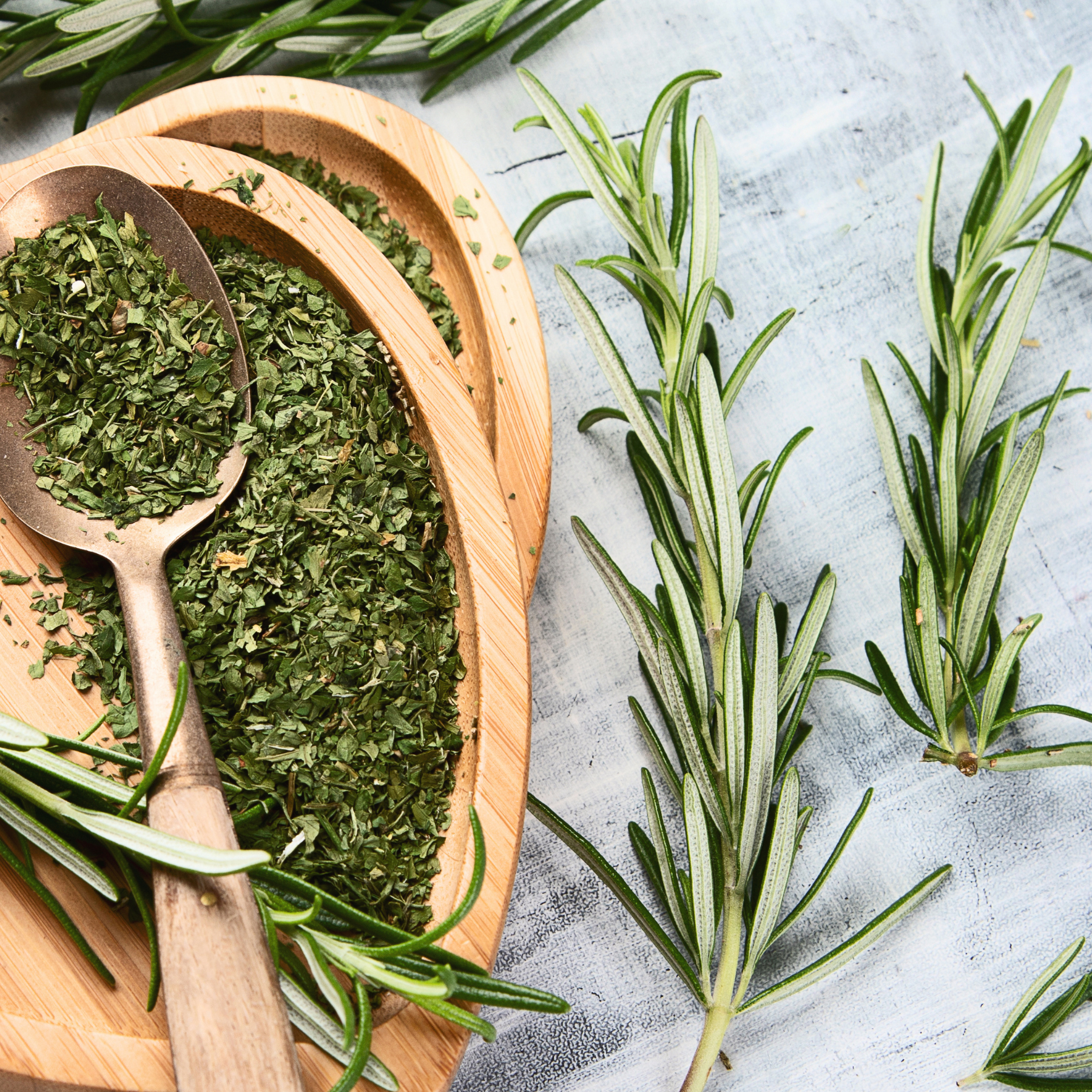 Culinary-grade fresh rosemary with sturdy sprigs for kitchen and bar use